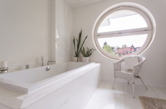 Rundes Fenster im Bad