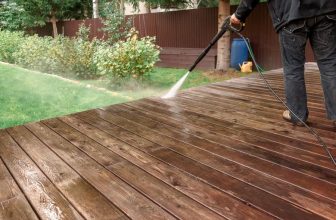 Terrassenboden wird gereinigt