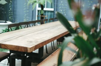 langer Tisch mit Stühlen