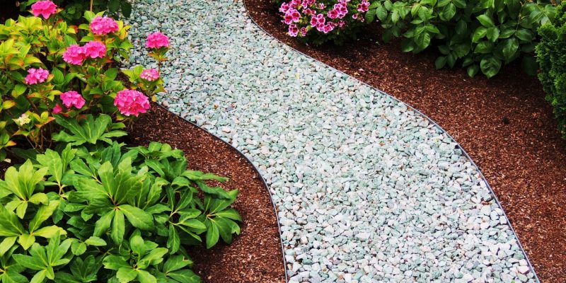 Die Möglichkeiten von Kies und Splitt im Garten